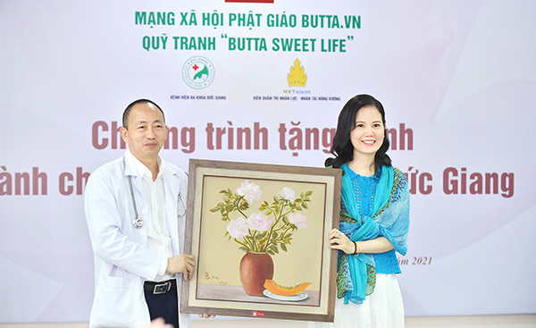 Mạng xã hội Phật giáo trao tặng 50 bức tranh cho Bệnh viện Đa khoa Đức Giang